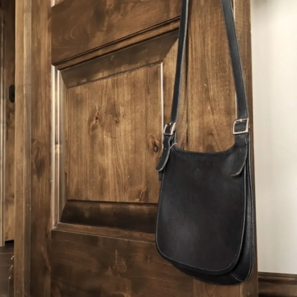 Vintage Coach Black 🖤 Leather Slim Hippie Flap Crossbody Saddle Messenge